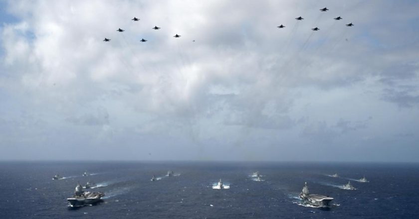 福建艦與遼寧艦同框青島軍港 或將舉行雙航艦編隊演練