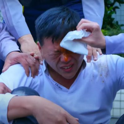 中共代理人在洛杉磯實施跨境暴力鎮壓——和平抗議者遭辱罵、威脅並被噴射辣椒水