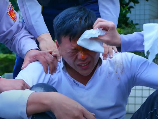 中共代理人在洛杉磯實施跨境暴力鎮壓——和平抗議者遭辱罵、威脅並被噴射辣椒水